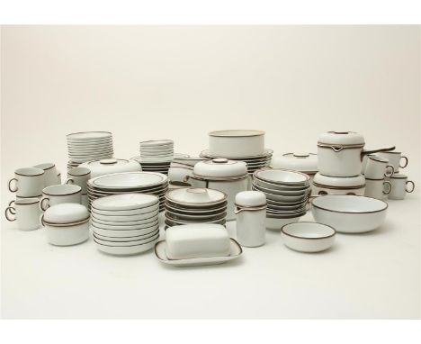 120-delig crème aardewerk vintage servies met diepbruine velgen, ontwerp Herta Bengtson voor Thomas, model&nbsp;"Scandic Shad