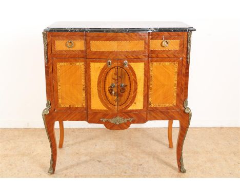 Rozenhouten gefineerde Louis XVI-stijl&nbsp;commode met zwart marmeren blad, 1 lade en 2 paneeldeuren met marqueterie ingeleg