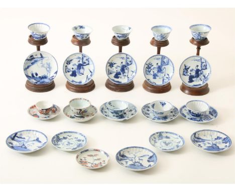 Lot van 10 diverse porseleinen kopjes en 16 diverse schoteltjes, waaronder een serie van 4, met blauw en Imari decor van figu
