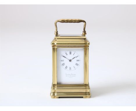 Verguld messing carriage clock met emaille wijzerplaat voorzien van Romeinse becijfering, gesigneerd : Victor Fleury 25 rue d