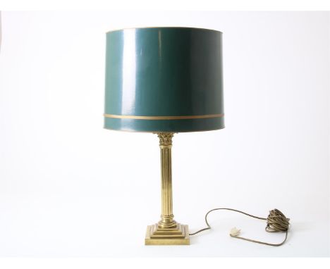 Messing staande&nbsp;lamp op&nbsp;Korintische-stijl voet en groene lampenkap, hoogte 68 cm. 