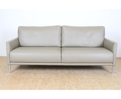 Grijsleren design bank met losse kussens op verchroomde poten, Rolf Benz model Cara, 85 x 200 x 85 cm.