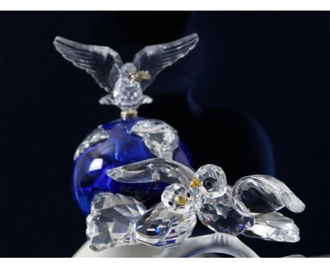 2 Swarovski kristallen sculpturen, Tortelduiven, 2004, systeemnummer: 7621/000/011, hoogte 6 cm.; Crystal Planet, Globe, Mill