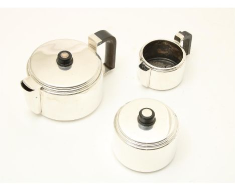 Zilveren Art Deco theeservies met ebbenhouten oor en knop, gehalte 835/000, ontwerpersteken "CE": Christa Ehrlich en meestert