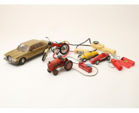 Lot van&nbsp;1 elektronisch op afstand bestuurbare Rolls Royce&nbsp; speelgoedauto vervaardigd door Rico, Spanje, ca.1970, en