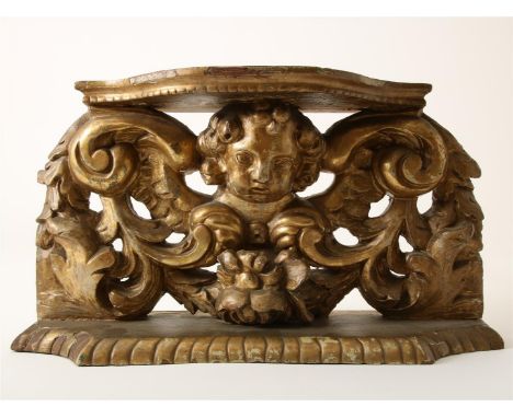 Verguld gestoken houten console/voetstuk, in de vorm van een gevleugeld cherubijnenhoofdje, waaromheen snijwerk van acanthus 