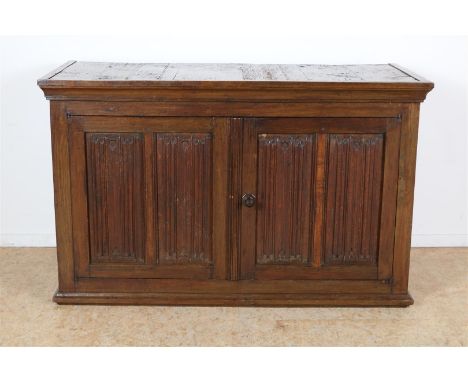 Eiken Renaissance-stijl kast met 2 briefpaneel deuren en interieur met 2 laden, 18e eeuw (en later), 82 x 133 x 62 cm. (boven