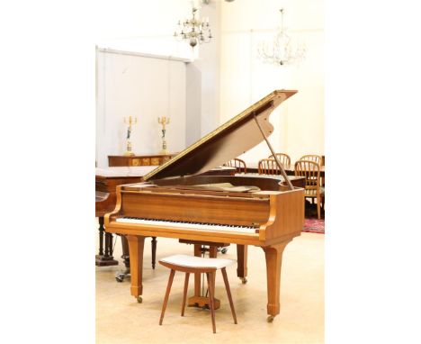 Vleugel in notenhouten kast, Yamaha, model: G2, serienummer: 1118163, Japan, 1970, lengte 170 cm., hierbij pianokruk.