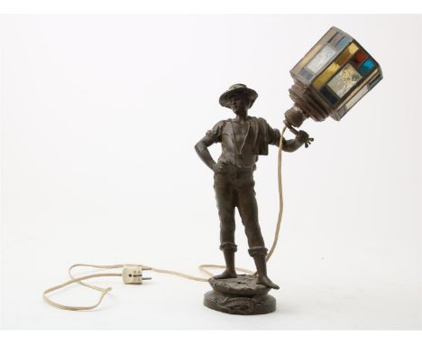 Marcel Debut (1865-1933)Le Soir, de avond, bronzen staande man met glas in lood lamp, oorspronkelijk was dit een beeld van ee