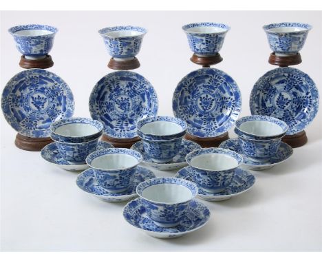 Lot van 13 porseleinen koppen en 10 schotel gedecoreerd met landschappen en peterselie decor, Kangxi&nbsp;4- karakter merk, &