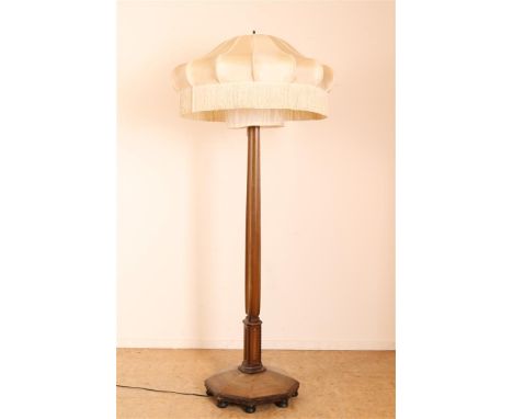 Art Deco staande lamp met crèmekleurig zijden kap, afgezet met franjes.