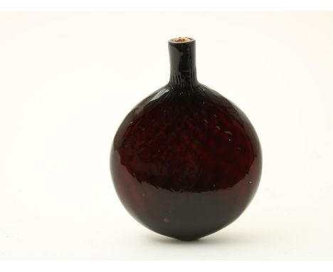 Paars glazen flesje, zgn. Stiegel Flask, 18e eeuw, hoogte 16 cm. 