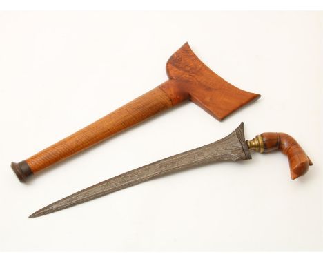 Kris Celebes met rechte kling, dapur Brodjol, &nbsp;in houten schede, de greep met koperen Selut, Indonesie, l. totaal 42 cm.
