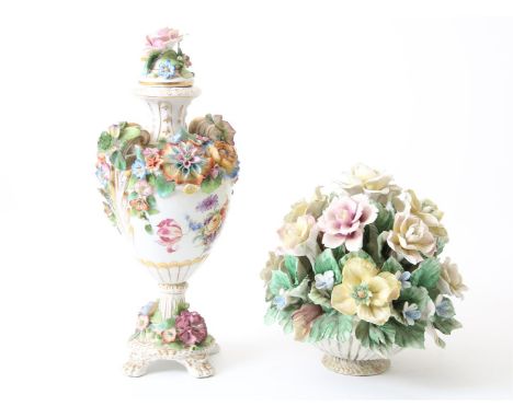 Lot van een porseleinen siervaas met decor van romantische voorstelling en relief van bloemen, gemerkt onderzijde Sitzendorf 