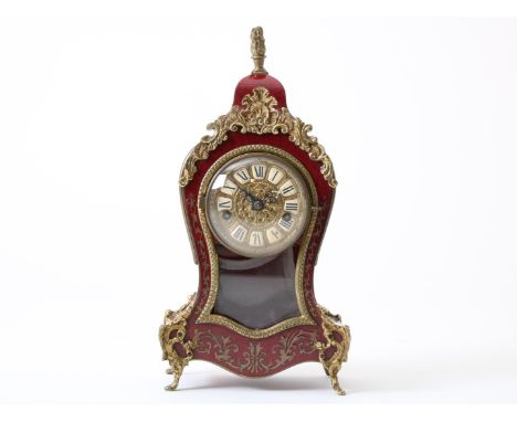 Tafel pendule in roodlak kast, Louis XVI-stijl, met bronze monturen en zonnewijzer slinger. (Cartouche ontbreekt),