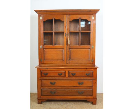 Eiken Schuitema boekenkast met 2 glazen deuren, uitschuifbaar schrijfgedeelte op 4 laden, model Castle Furniture, 192 x 130 x