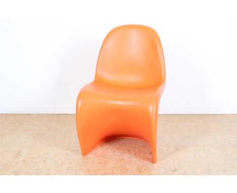 Oranje kunststof&nbsp;designstoel, model: Panton Chair, ontwerper: Verner Panton, voor: Vitra, gemerkt met Vitra label aan on