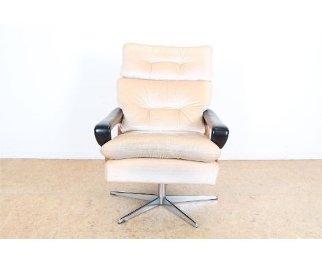 Design lounge chair met ribfluwelen bekleding en met zwartleer bekleed teakhouten armleunigen op verchroomd draaibaar onderst
