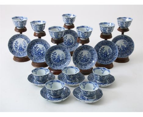 Serie van 12&nbsp;porseleinen koppen en 12 schotels, in blauw gedecoreerd&nbsp;met peterselie decor en vleermuizen, China Kan