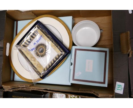 A mixed collection of items to include Royal Worcester Boxed Tray, Minton Buckingham Patterned Platter, Boxed Royal Doulton i