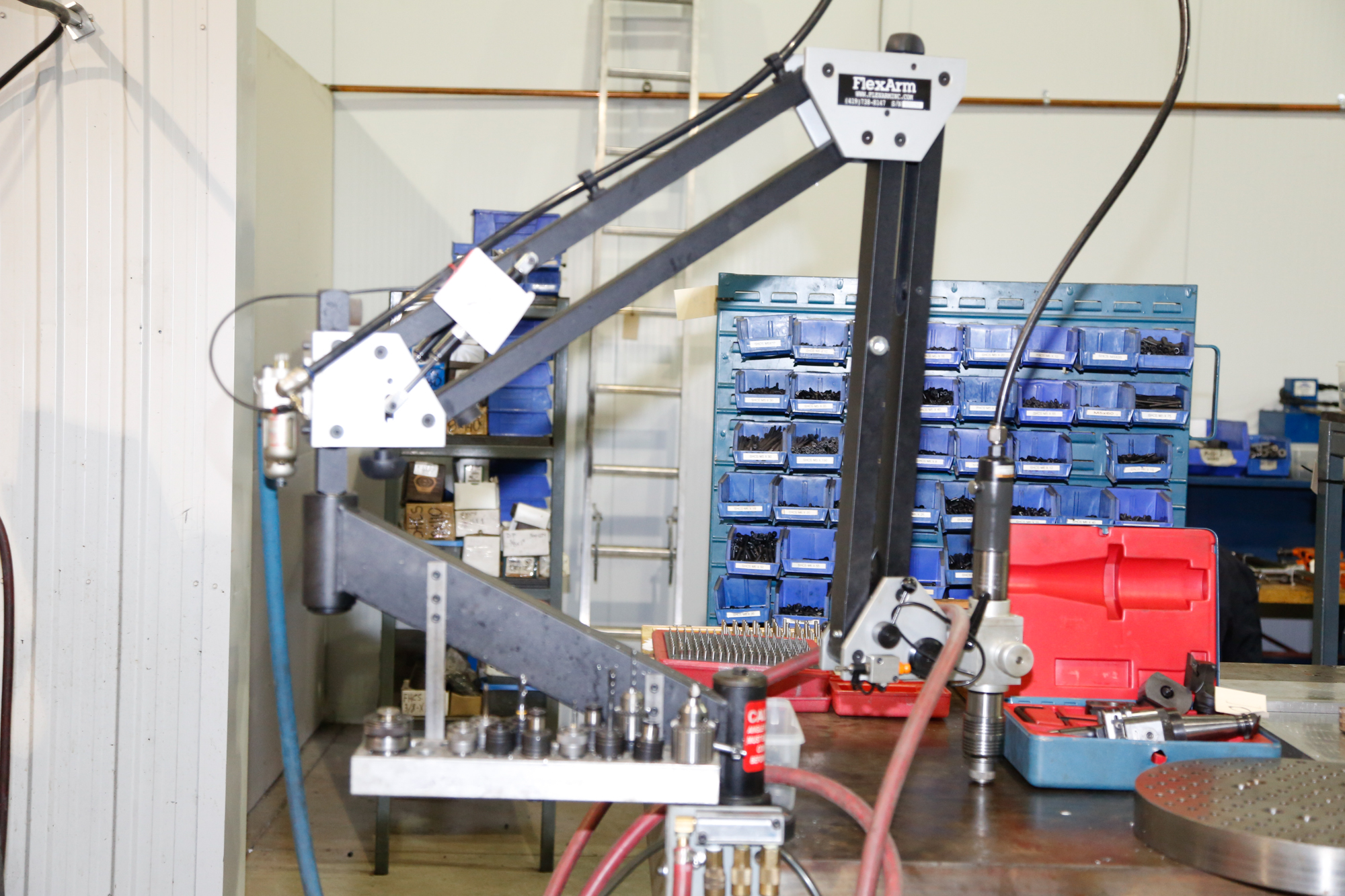 FLEXARM PNEUMATIC TAPPING MACHINE, 48Ó X 60Ó STEEL TABLE, ASSORTED TOOLING