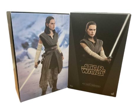 Star Wars Hot Toys 1/6th Scale action figure 'The Last Of The Jedi' Leia Organa, (missing spare hands) boxed, MMS459 and Rey 