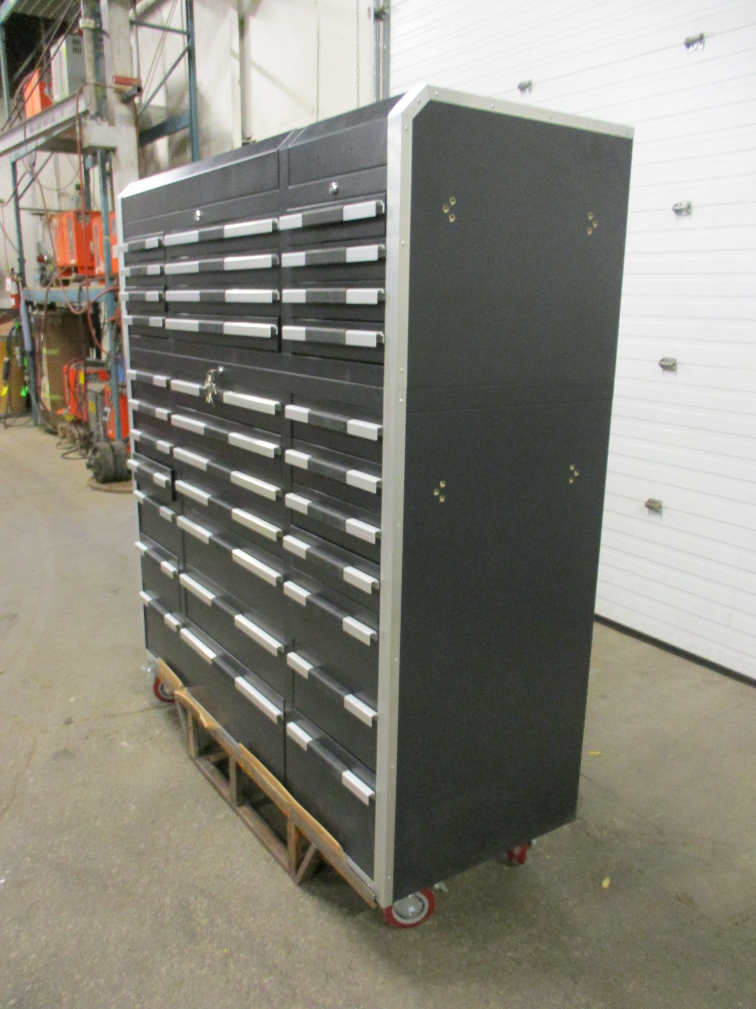 Lista Style Smooth Rolling Mechanic with 33 Drawers complete