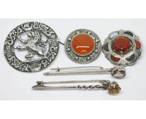 A mixed lot of Scottish brooches comprising one featuring a rampant lion within Celtic style border by Henderson &amp; Horner