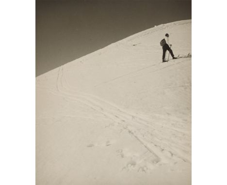 (See English version below)Jean Moral (Marchiennes 1906 – 1999 Lausanne). Skifahrer. 1933Vintage. Silbergelatineabzug. Agfa-B