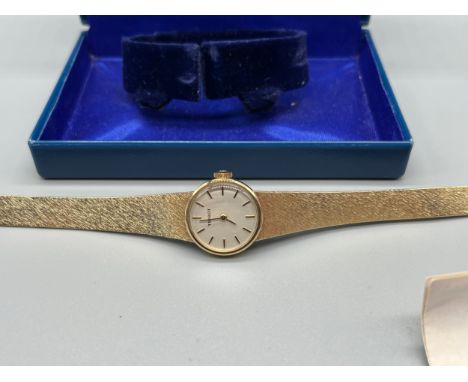 A Ladies 9ct yellow gold Tissot wrist watch, comes with original box, booklet and is in a working condition. [25.72grams] [Wi