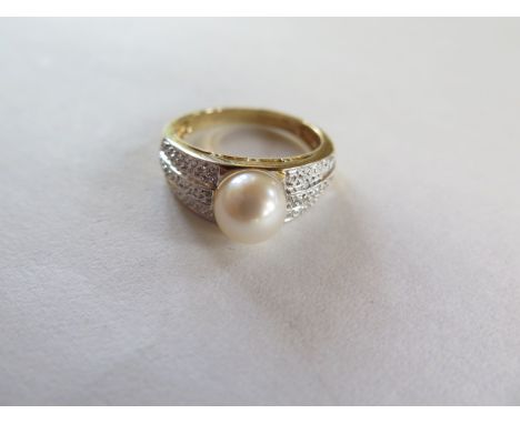 A 14ct yellow gold pearl ring, size S, approx 4.3 grams, in good condition 