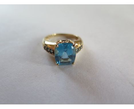 A 9ct yellow gold dress ring, size M, approx 4.4 grams, in good condition 