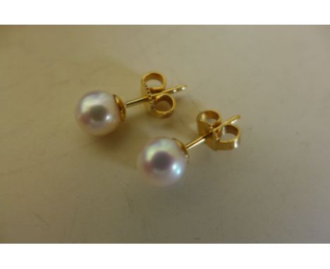 A pair of 18ct pearl earrings, pearls approx 5mm diameter 