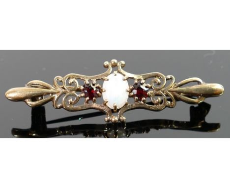 9ct ornate gold brooch: set with centre opal stone 2.5g: 