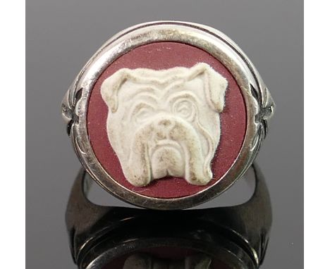 Silver Wedgwood crimson Jasperware bulldog ring: size K, 8g. 