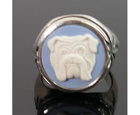 Silver Wedgwood blue Jasperware bulldog ring: size K, 9.1g. 