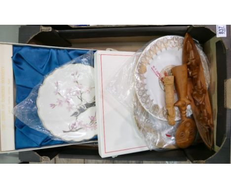 A collection of Wedgwood, Royal Worcester &amp; Copeland Spode decorative wall plates etc 