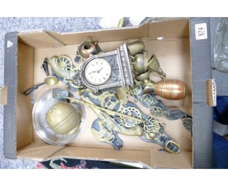 A collection of brass items to include: horse brasses, musket theme wall plaques, ornaments , tea caddy etc 