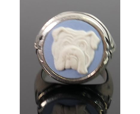 Silver Wedgwood blue Jasperware bulldog ring: size K/L, 9.4g. 