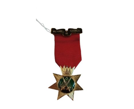 SILVER AND ENAMEL MASONIC JEWEL INSCRIBED TO REAR 'PRESENTED TO EX SIR KT W.NICHOLL VICTORY COUNCIL NO. 51 1973' 