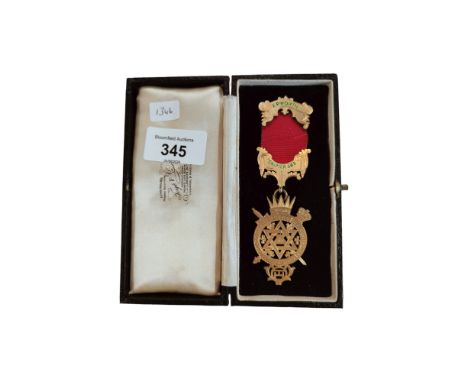 SILVER GILT MASONIC JEWELL - EPWORTH CHAPTER 562 INSCRIBED TO REAR 'PRESENTED TO COMP. DAVID. C. QUAILE. K. 1934