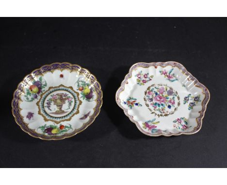 WORCESTER TEAPOT STAND of hexagonal lobed form, painted in Compagnie des Indes style with flowers in foliate gild edged panel