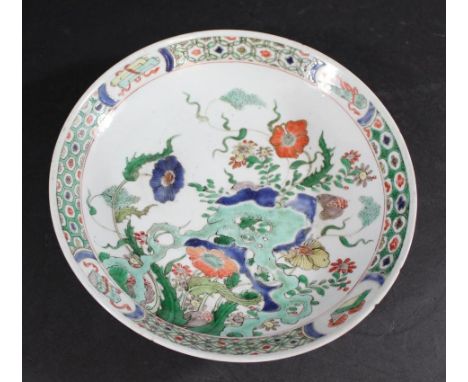 CHINESE FAMILLE VERTE DISH Kangxi period, the centre painted with flowers, the inner rim painted with various objects includi