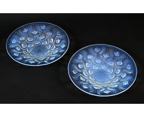 PAIR OF LALIQUE GLASS BOWLS - BULBES a pair of opalescent glass bowls, designed with bulbs radiating out from a central flowe