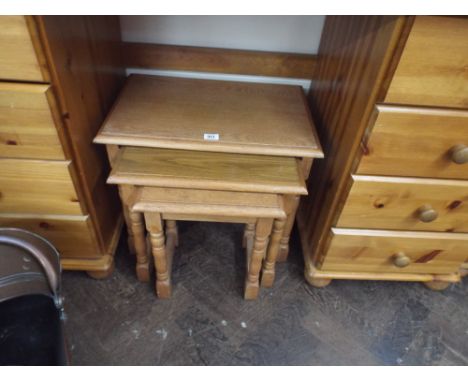 Nest of 3 light oak coffee tables on turned legs