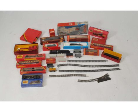 A collection of Hornby, Hornby Dublo and other boxed model railway effects to icnlude Hornby Dublo EDL18 Tank Locomotive, Hor