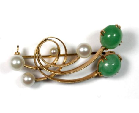 A 14ct yellow gold brooch set with jade and cultured pearls, W. 4cm (approx. 6g).