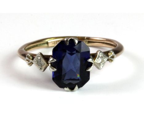 A lovely 9ct gold and silver sapphire set ring, (K).