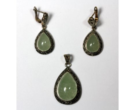 A pair of 925 silver marcasite and jade earrings and matching pendant (L. 4cm).