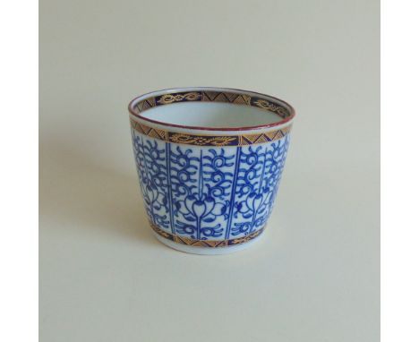 A Worcester tub decorated in the Queen Charlotte Royal Lilly pattern, circa 1788, 10 cm diameter approx, 8 cm high approx Pro